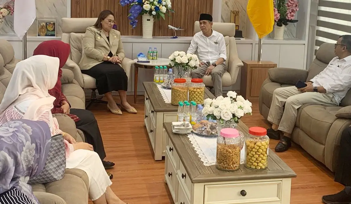 Wakil Ketua DPRD Sulteng, Aristan berdialog dengan Bupati Donggala Vera E Laruni pada kunjungan di Donggala, Jumat (31/10/2025). (©DPRD Sulteng)