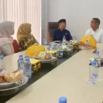 Wakil Ketua DPRD Sulteng, Aristan berdialog dengan Wakil Bupati Sigi Samuel Yansen Pongi pada kunjungan di Sigi, Sabtu (1/11/2025). (©DPRD Sulteng)