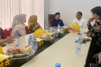 Wakil Ketua DPRD Sulteng, Aristan berdialog dengan Wakil Bupati Sigi Samuel Yansen Pongi pada kunjungan di Sigi, Sabtu (1/11/2025). (©DPRD Sulteng)