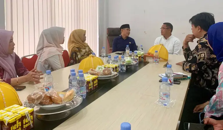 Wakil Ketua DPRD Sulteng, Aristan berdialog dengan Wakil Bupati Sigi Samuel Yansen Pongi pada kunjungan di Sigi, Sabtu (1/11/2025). (©DPRD Sulteng)