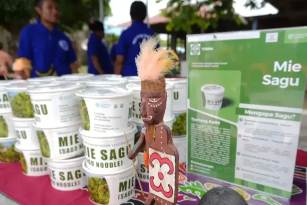 Salah satu produk olahan sagu yang ditampilkan pada Festival Sagu di Desa Babrongko, Kabupaten Jayapura, Selasa (18/11/2025). (©FAO/Theresa Siahaan)