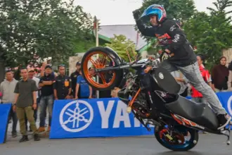 Salahs eorang peserta beraksi dengan sepeda motornya pada Freestyle Competition di Palu, Sabtu (8/11/2025). (©bmzIMAGES/Basri Marzuki)