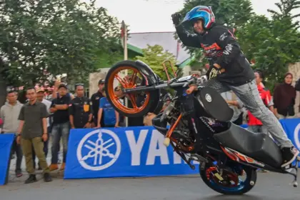 Salahs eorang peserta beraksi dengan sepeda motornya pada Freestyle Competition di Palu, Sabtu (8/11/2025). (©bmzIMAGES/Basri Marzuki)