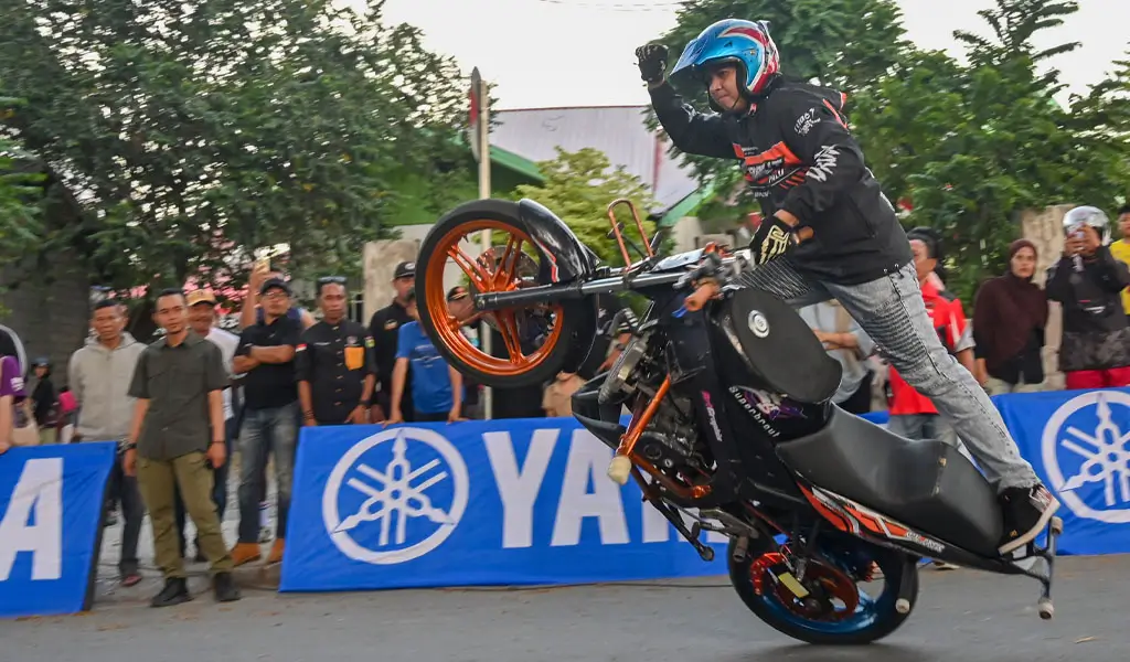 Salahs eorang peserta beraksi dengan sepeda motornya pada Freestyle Competition di Palu, Sabtu (8/11/2025). (©bmzIMAGES/Basri Marzuki)