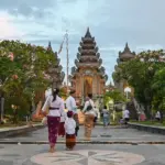 Umat Hindu berjalan masuk ke Pura untuk mengikuti upacra persembahyangan Hari Galungan di Pura Agung Wana Kertha Jagadnatha, Palu, Rabu (19/11/2025). (©bmzIMAGES/Basri Marzuki)