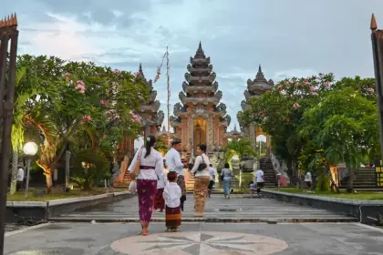 Umat Hindu berjalan masuk ke Pura untuk mengikuti upacra persembahyangan Hari Galungan di Pura Agung Wana Kertha Jagadnatha, Palu, Rabu (19/11/2025). (©bmzIMAGES/Basri Marzuki)