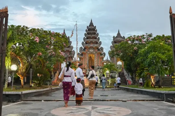 Umat Hindu berjalan masuk ke Pura untuk mengikuti upacra persembahyangan Hari Galungan di Pura Agung Wana Kertha Jagadnatha, Palu, Rabu (19/11/2025). (©bmzIMAGES/Basri Marzuki)