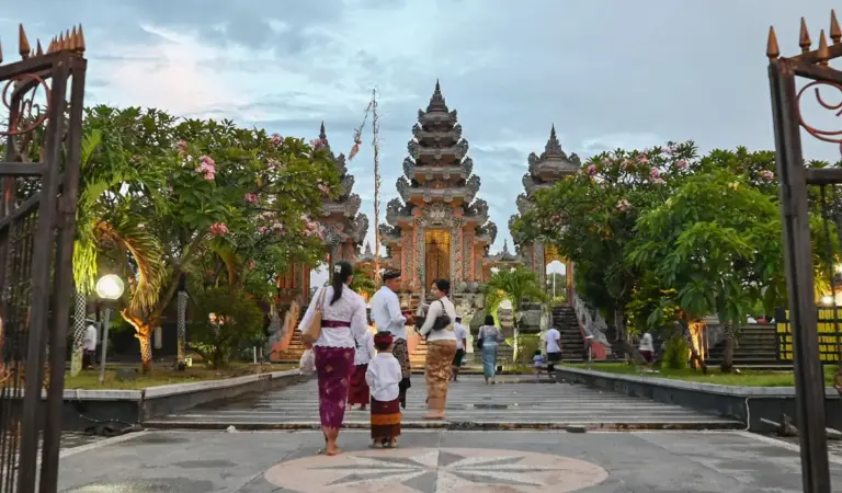 Umat Hindu berjalan masuk ke Pura untuk mengikuti upacra persembahyangan Hari Galungan di Pura Agung Wana Kertha Jagadnatha, Palu, Rabu (19/11/2025). (©bmzIMAGES/Basri Marzuki)