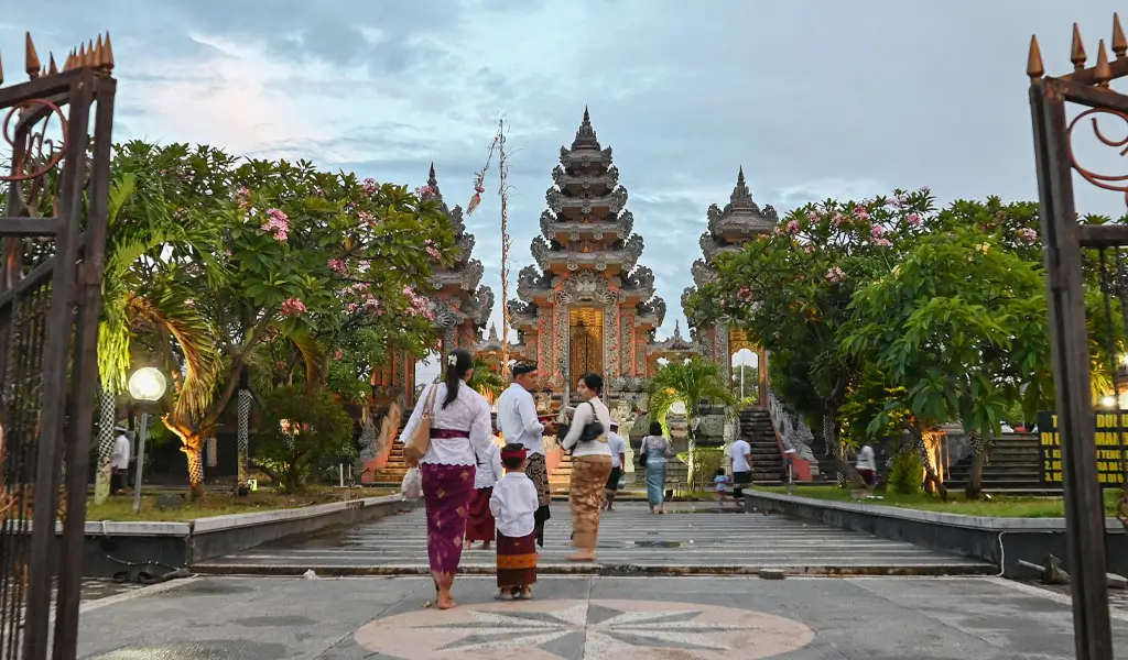 Umat Hindu berjalan masuk ke Pura untuk mengikuti upacra persembahyangan Hari Galungan di Pura Agung Wana Kertha Jagadnatha, Palu, Rabu (19/11/2025). (©bmzIMAGES/Basri Marzuki)