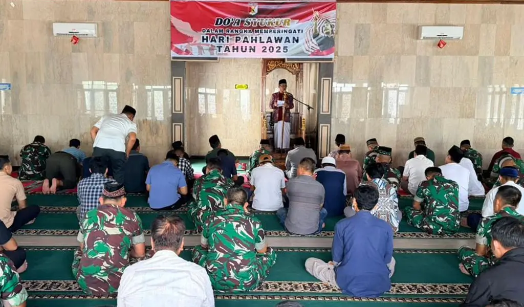 Doa bersama memperingati Hari Pahlawan Nasional di Masjid Al-Aqsa Makodam 23/Palaka Wira, Jumat (7/11/2025). (©Pendam 23)