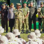 Gubernur Suletng Anwar Hafid bersama Pangdam XXIII/Palaka Wira memberi arahan kepada peserta KKRI 2025 di Mayonif 711/Raksatama, Sabtu (1/11/2025). (©Pendam23)