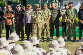 Gubernur Suletng Anwar Hafid bersama Pangdam XXIII/Palaka Wira memberi arahan kepada peserta KKRI 2025 di Mayonif 711/Raksatama, Sabtu (1/11/2025). (©Pendam23)