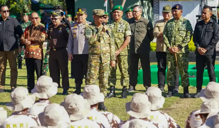 Gubernur Suletng Anwar Hafid bersama Pangdam XXIII/Palaka Wira memberi arahan kepada peserta KKRI 2025 di Mayonif 711/Raksatama, Sabtu (1/11/2025). (©Pendam23)