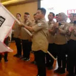 Ketua IOF Pengda Sulteng, Kombes Pol Pribadi Sembiring mengangkat bendera IOF pada pelantikan di Palu, Jumat (14/11/2025). (⌐IOF Sutleng)