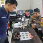 Aparat memperhatikan amunis temuan waga di Desa Taunca, Poso, Senin (10/11/2025). (©Humas Ops Madago Raya)