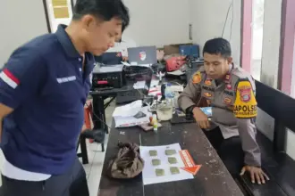 Aparat memperhatikan amunis temuan waga di Desa Taunca, Poso, Senin (10/11/2025). (©Humas Ops Madago Raya)