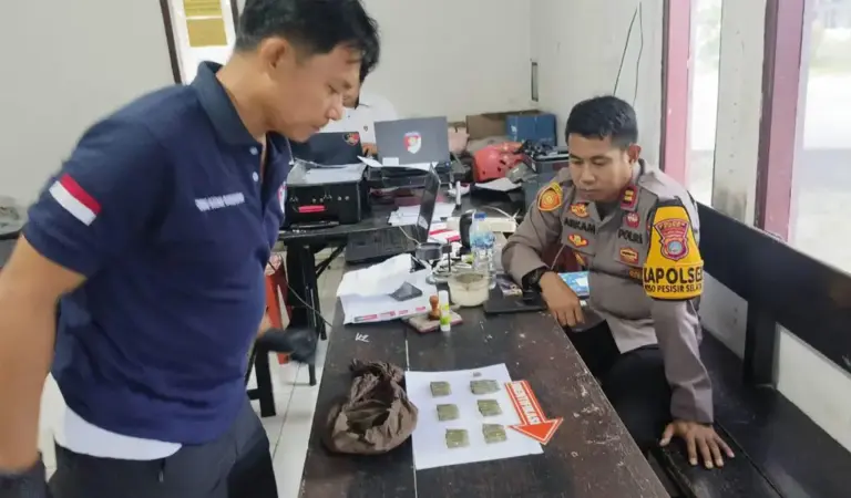 Aparat memperhatikan amunis temuan waga di Desa Taunca, Poso, Senin (10/11/2025). (©Humas Ops Madago Raya)