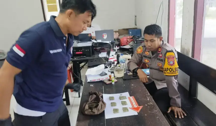 Aparat memperhatikan amunis temuan waga di Desa Taunca, Poso, Senin (10/11/2025). (©Humas Ops Madago Raya)