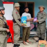 Personel Satgas Ops Madago Raya menyerahkan bantuan sosial kepada salah seorang eks napiter di Poso, Minggu (2/11/2025). (©Satgas Madago raya)