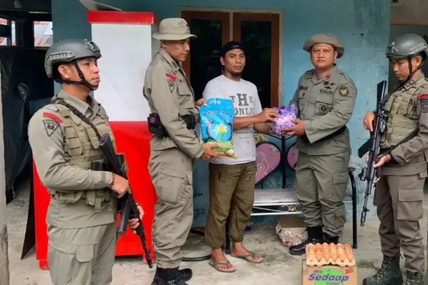 Personel Satgas Ops Madago Raya menyerahkan bantuan sosial kepada salah seorang eks napiter di Poso, Minggu (2/11/2025). (©Satgas Madago raya)