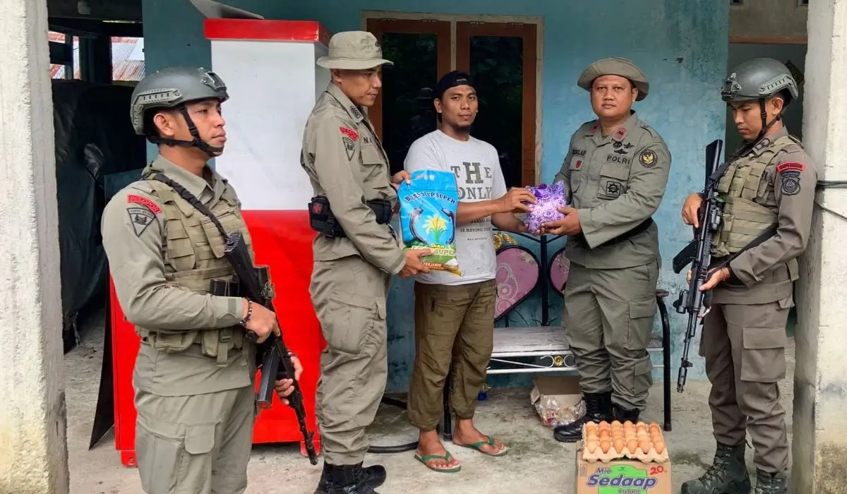 Personel Satgas Ops Madago Raya menyerahkan bantuan sosial kepada salah seorang eks napiter di Poso, Minggu (2/11/2025). (©Satgas Madago raya)