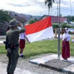 Upacara bendera Satgas Madago Raya dan siswa SD Tangkura, Poso, Rabu (5/11/2025). (©Humas Ops Madago Raya)