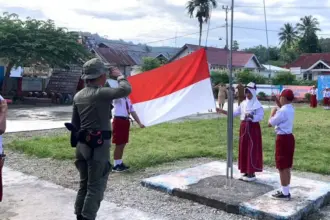 Upacara bendera Satgas Madago Raya dan siswa SD Tangkura, Poso, Rabu (5/11/2025). (©Humas Ops Madago Raya)