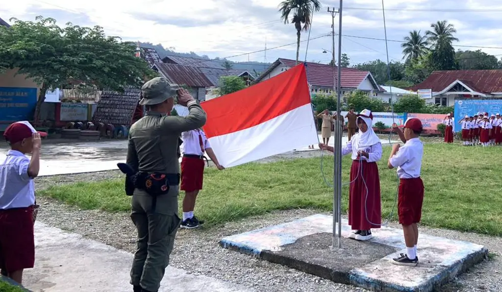 Satgas Madago Raya Tanamkan Semangat Nasionalisme di SDN 2 Tangkura