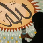 Warga memotret kaligrafi di kubah dalam Masjid Baitul Khairaat di Palu, Sulawesi Tengah, Jumat (28/11/2025). (©bmzIMAGES/Basri Marzuki)