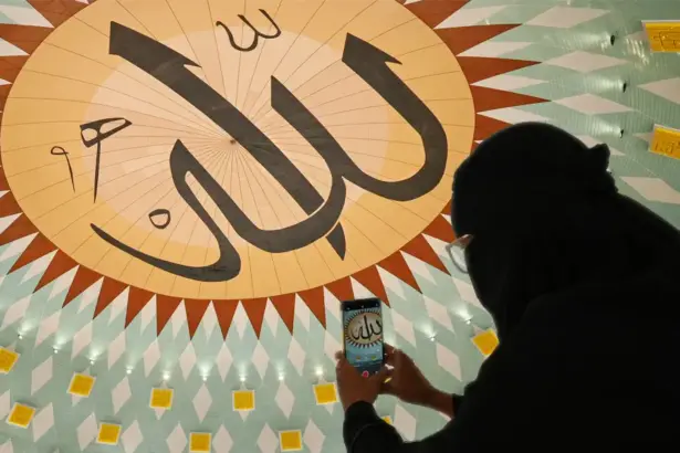 Warga memotret kaligrafi di kubah dalam Masjid Baitul Khairaat di Palu, Sulawesi Tengah, Jumat (28/11/2025). (©bmzIMAGES/Basri Marzuki)