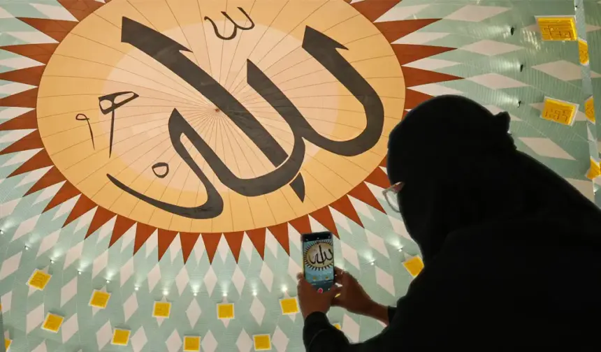 Warga memotret kaligrafi di kubah dalam Masjid Baitul Khairaat di Palu, Sulawesi Tengah, Jumat (28/11/2025). (©bmzIMAGES/Basri Marzuki)