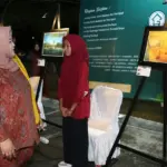 Kepala BPK Wilayah XVIII, Adriany meninjau Pameran Fotografi Program GSMS di lokasi Sail Tomini, Kayubura, Parigi Moutong, Sabtu (22/11/2025). (©Dinas Dikbud Parimo)