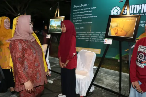 Kepala BPK Wilayah XVIII, Adriany meninjau Pameran Fotografi Program GSMS di lokasi Sail Tomini, Kayubura, Parigi Moutong, Sabtu (22/11/2025). (©Dinas Dikbud Parimo)
