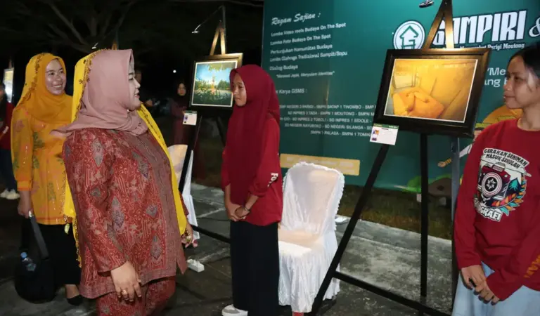 Kepala BPK Wilayah XVIII, Adriany meninjau Pameran Fotografi Program GSMS di lokasi Sail Tomini, Kayubura, Parigi Moutong, Sabtu (22/11/2025). (©Dinas Dikbud Parimo)