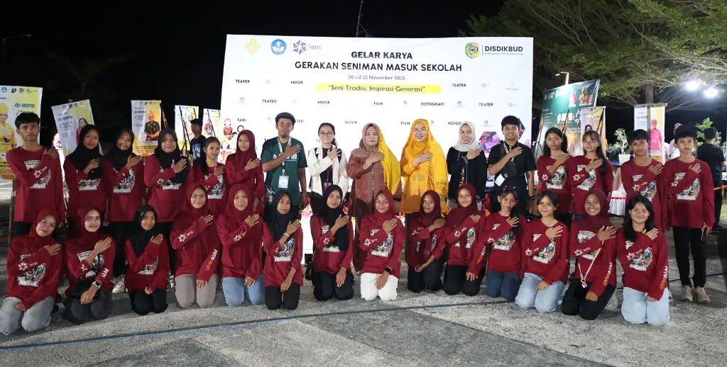 Foto bersama pelajar SMP bersama Kepala BPK Wilayah XVIII, Adriany usai pembukaan Pameran Fotografi Program GSMS di lokasi Sail Tomini, Kayubura, Parigi Moutong, Sabtu (22/11/2025). (©Dinas Dikbud Parimo)