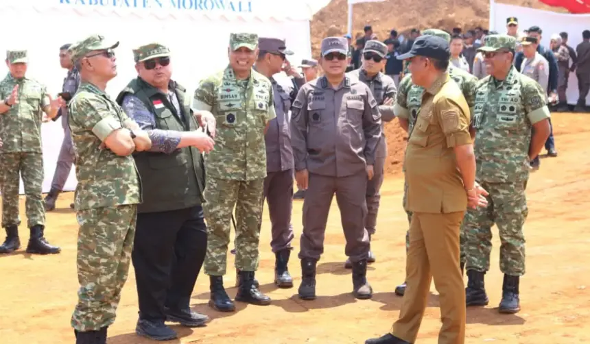 Penyegelan tambang tanpa izin di wilayah PT Bumi Morowali Utama (BMU), Desa Laroenai, Kecamatan Bungku Pesisir, Kabupaten Morowali, Sulawesi Tengah, Selasa (5/11/2025). (©Pendam23)