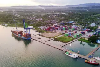 Ilustyrasi aktivitas bongkar muat di Pelabuhan Pantoloan Palu. (©bmzIMAGES/Basri Marzuki)