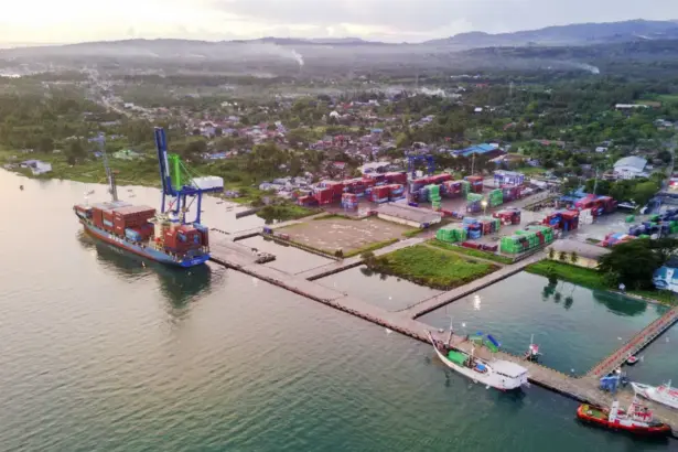 Ilustyrasi aktivitas bongkar muat di Pelabuhan Pantoloan Palu. (©bmzIMAGES/Basri Marzuki)