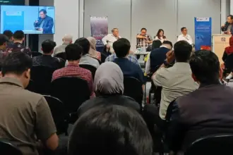 Narasumber menyampaikan materinya pada seminar publik "Strategi Tiongkok Mencari Pasar: Tantangan dan Peluang Bagi Indonesia" secara hybrid di Kampus Kuningan, Trinity Tower, Jakarta, Kamis (30/10/2025). (© PAPI Paramadina Institute)