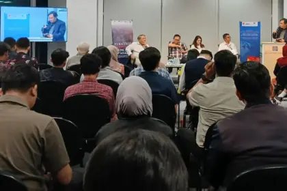 Narasumber menyampaikan materinya pada seminar publik "Strategi Tiongkok Mencari Pasar: Tantangan dan Peluang Bagi Indonesia" secara hybrid di Kampus Kuningan, Trinity Tower, Jakarta, Kamis (30/10/2025). (© PAPI Paramadina Institute)