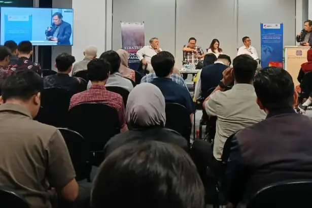 Narasumber menyampaikan materinya pada seminar publik "Strategi Tiongkok Mencari Pasar: Tantangan dan Peluang Bagi Indonesia" secara hybrid di Kampus Kuningan, Trinity Tower, Jakarta, Kamis (30/10/2025). (© PAPI Paramadina Institute)