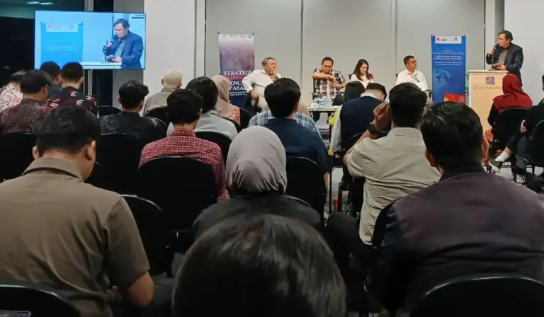 Narasumber menyampaikan materinya pada seminar publik "Strategi Tiongkok Mencari Pasar: Tantangan dan Peluang Bagi Indonesia" secara hybrid di Kampus Kuningan, Trinity Tower, Jakarta, Kamis (30/10/2025). (© PAPI Paramadina Institute)