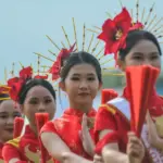 Anggota komunitas Tionghoa menampilkan tari khas pada Pawai Budaya Nusantara di Halaman Kantor Wali Kota Palu, Jumat (7/11/2025). (©bmzIMAGES/Basri Marzuki)