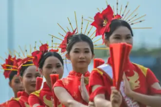Anggota komunitas Tionghoa menampilkan tari khas pada Pawai Budaya Nusantara di Halaman Kantor Wali Kota Palu, Jumat (7/11/2025). (©bmzIMAGES/Basri Marzuki)