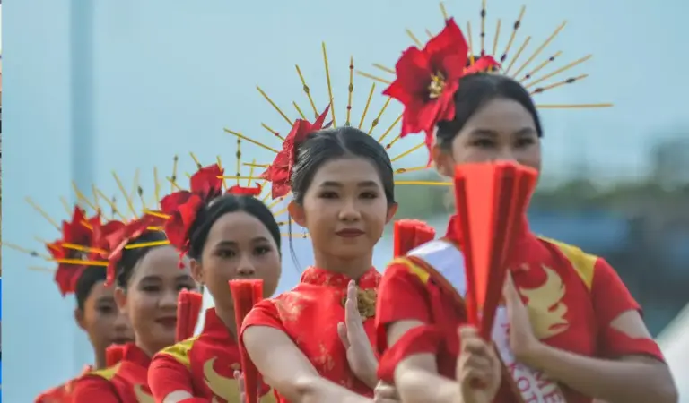 Anggota komunitas Tionghoa menampilkan tari khas pada Pawai Budaya Nusantara di Halaman Kantor Wali Kota Palu, Jumat (7/11/2025). (©bmzIMAGES/Basri Marzuki)
