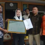 Wawali Palu Imelda Lilianan Muhidin menyerahkan sertifikat IG kepada Ketua MPIG Bawang Goreng Palu, Prayitno di Palu, Jumat (21/11/2025). (©Prokopim Setda Kota Palu/Imron)