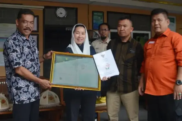 Wawali Palu Imelda Lilianan Muhidin menyerahkan sertifikat IG kepada Ketua MPIG Bawang Goreng Palu, Prayitno di Palu, Jumat (21/11/2025). (©Prokopim Setda Kota Palu/Imron)