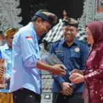 Sekot Palu, Irmayanti menerima cinderamata pada pembukaan pembinaan cabang lomba Dharma Gita di Aula Pura Wana Kertha Jagatnatha, Jumat (14/11/2025). (©Prokopim Setda Kota Palu/Iwan)