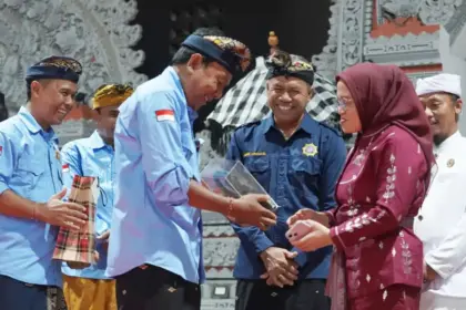Sekot Palu, Irmayanti menerima cinderamata pada pembukaan pembinaan cabang lomba Dharma Gita di Aula Pura Wana Kertha Jagatnatha, Jumat (14/11/2025). (©Prokopim Setda Kota Palu/Iwan)