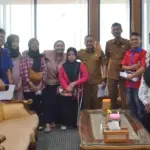 Wali Kota Palu Hadianto Rasyid bersama para penyandang disabilitas Madamba Pura di ruang kerjanya, Selasa (25/11/2025). (©Prokopim Setda Kota Palu/Imron)